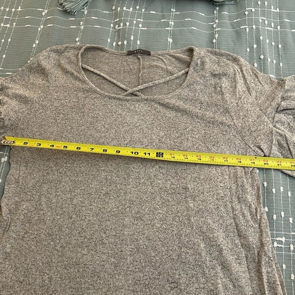Gyft Gray Women's Top with ruffle sleeves size L - Picture 3 of 6